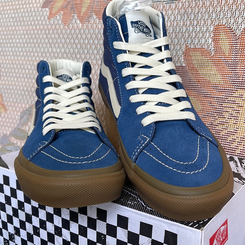 Vans WMNS Skate Sk8-Hi
Suede Gum Dark Denim
VN0A5FCCDDN
Sneakers - Picture 7 of 16